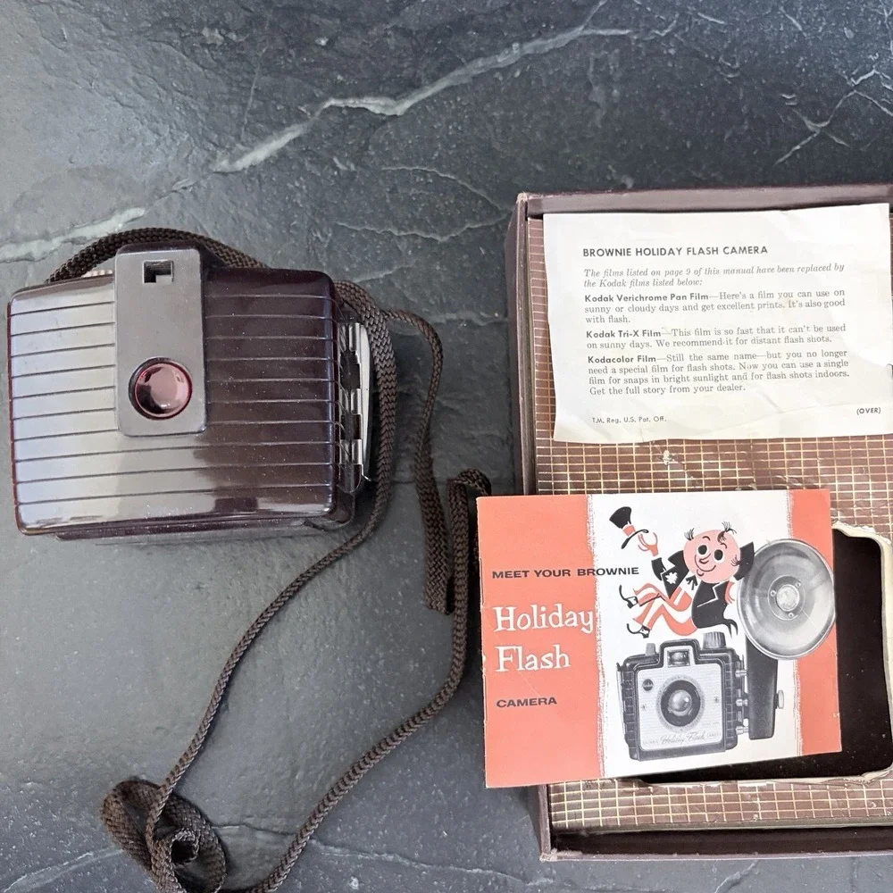 VTG 1960s Kodak Brownie Holiday Flash Outfit 183 L Camera Original Box UNTESTED